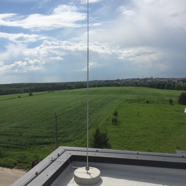 M07/25 Блискавкоприймач з бетонною основою 